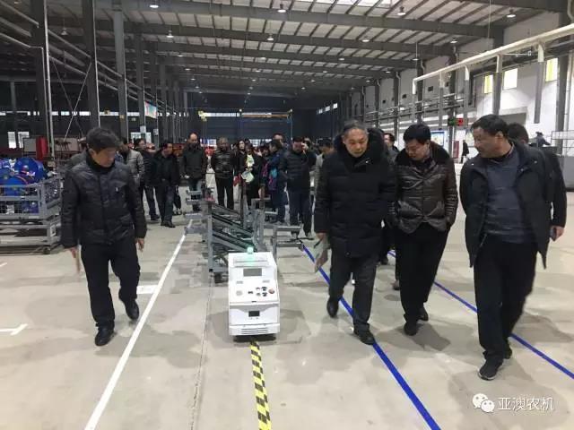  各级领导观摩总装配线的AGV智能搬运车